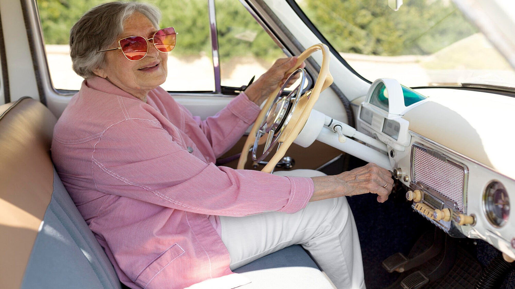 Älter Frau fährt Auto