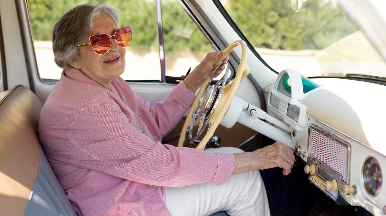 Älter Frau fährt Auto