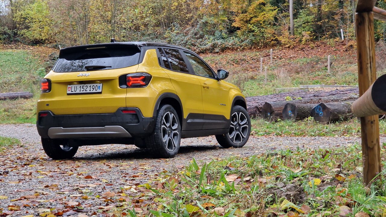Jeep Avenger von hinten