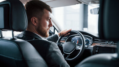 Ein Mann sitzt am Steuer