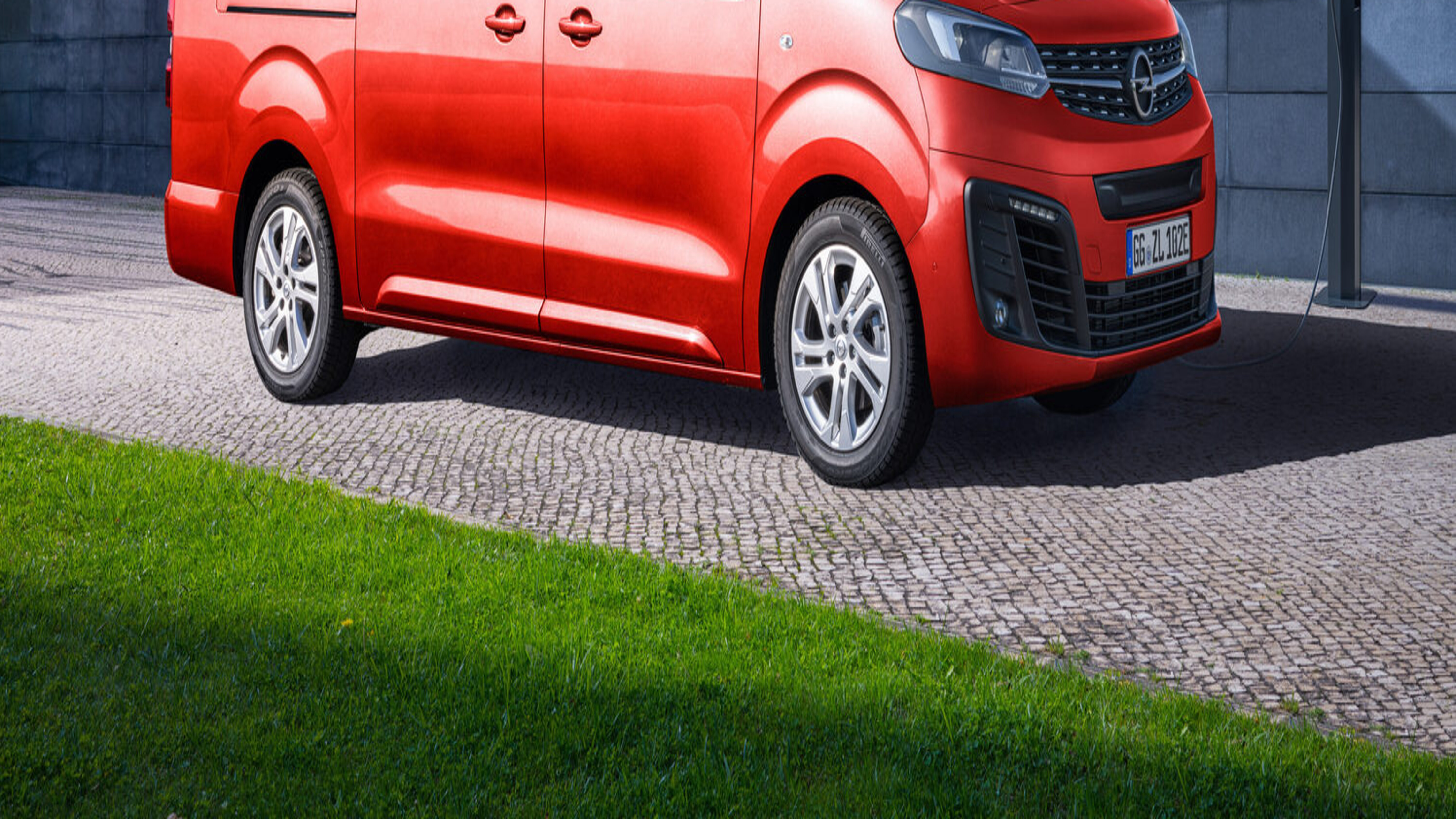 Der Opel Zafira-e lädt gerade an einer Wallbox.