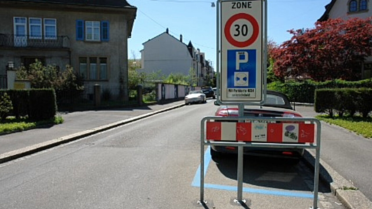 Auf Quartierstrassen ist Tempo 30 mittlerweile fast schon Standard. Bild: STREETLIFE, Linus Barta