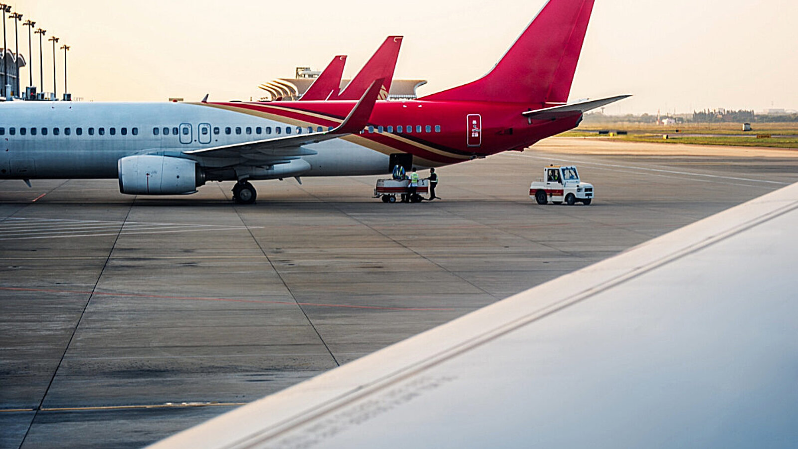 Immer mehr Leute reisen in überfüllten, schmuddeligen Zügen zum Flughafen und wartet dort stundenlang auf abgewetzten Sitzbänken auf das Boarding. Bild: Freepik.com