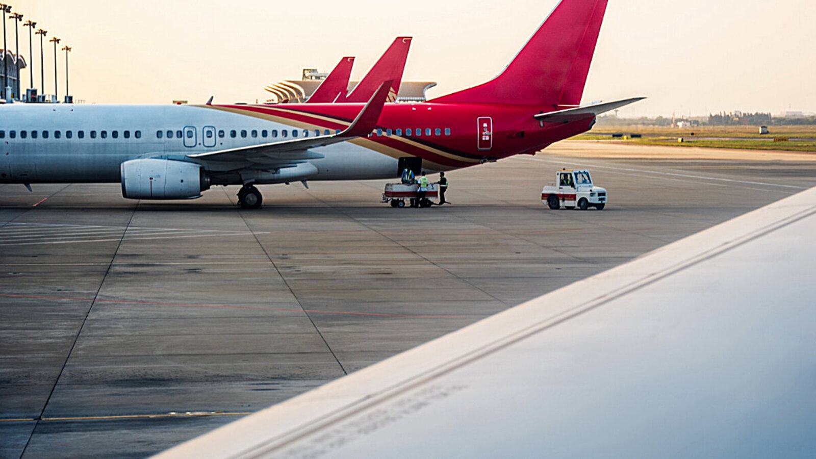 Immer mehr Leute reisen in überfüllten, schmuddeligen Zügen zum Flughafen und wartet dort stundenlang auf abgewetzten Sitzbänken auf das Boarding. Bild: Freepik.com