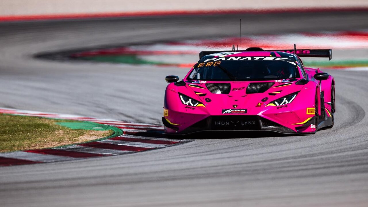 Rahel Frey in ihrem pinken Lamborghinie