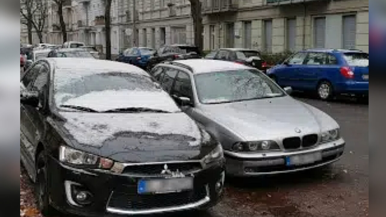 Hält man mit seinem Personenwagen in der zweiten Reihe, um schnell etwas abzuholen oder auf jemanden zu warten, ist das verboten. Aktiviert man dann zudem die Warnblinklichter droht gar eine doppelte Busse. Bild: punkte-flensburg.de