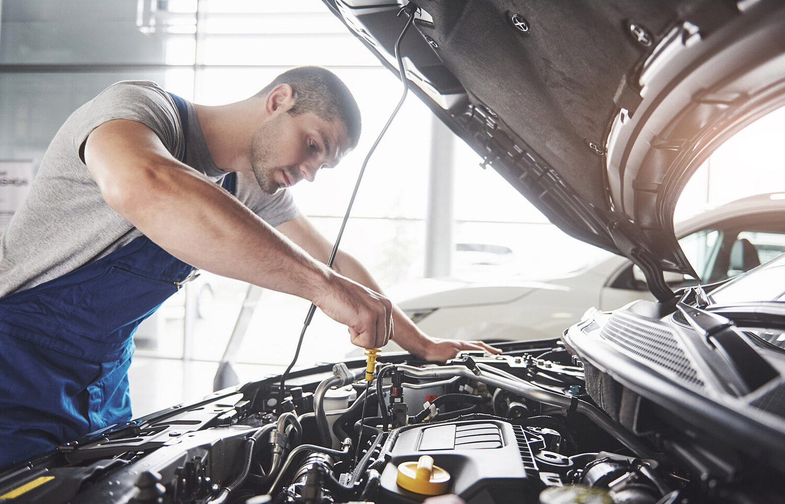 Die Motorengeräusche werden bei In-Car-Audiosystemen über die Lautsprecher verstärkt. Bild: freepik standret