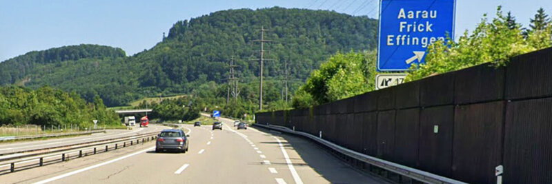 Autobahn mit einem Auto drauf