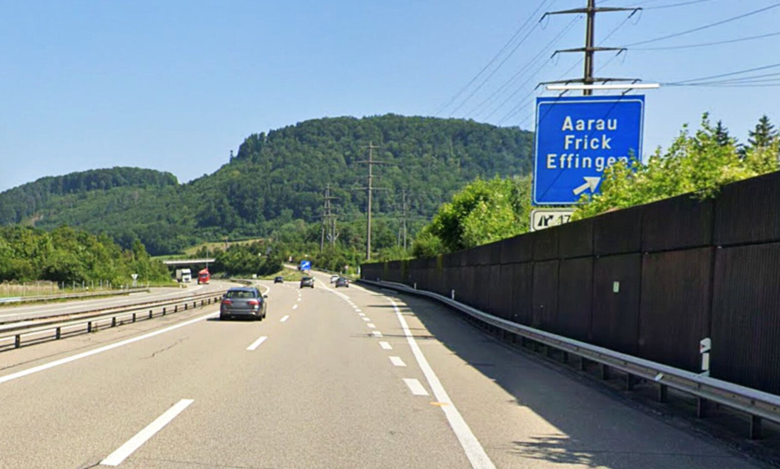 Autobahn mit einem Auto drauf