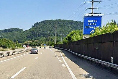 Autobahn mit einem Auto drauf