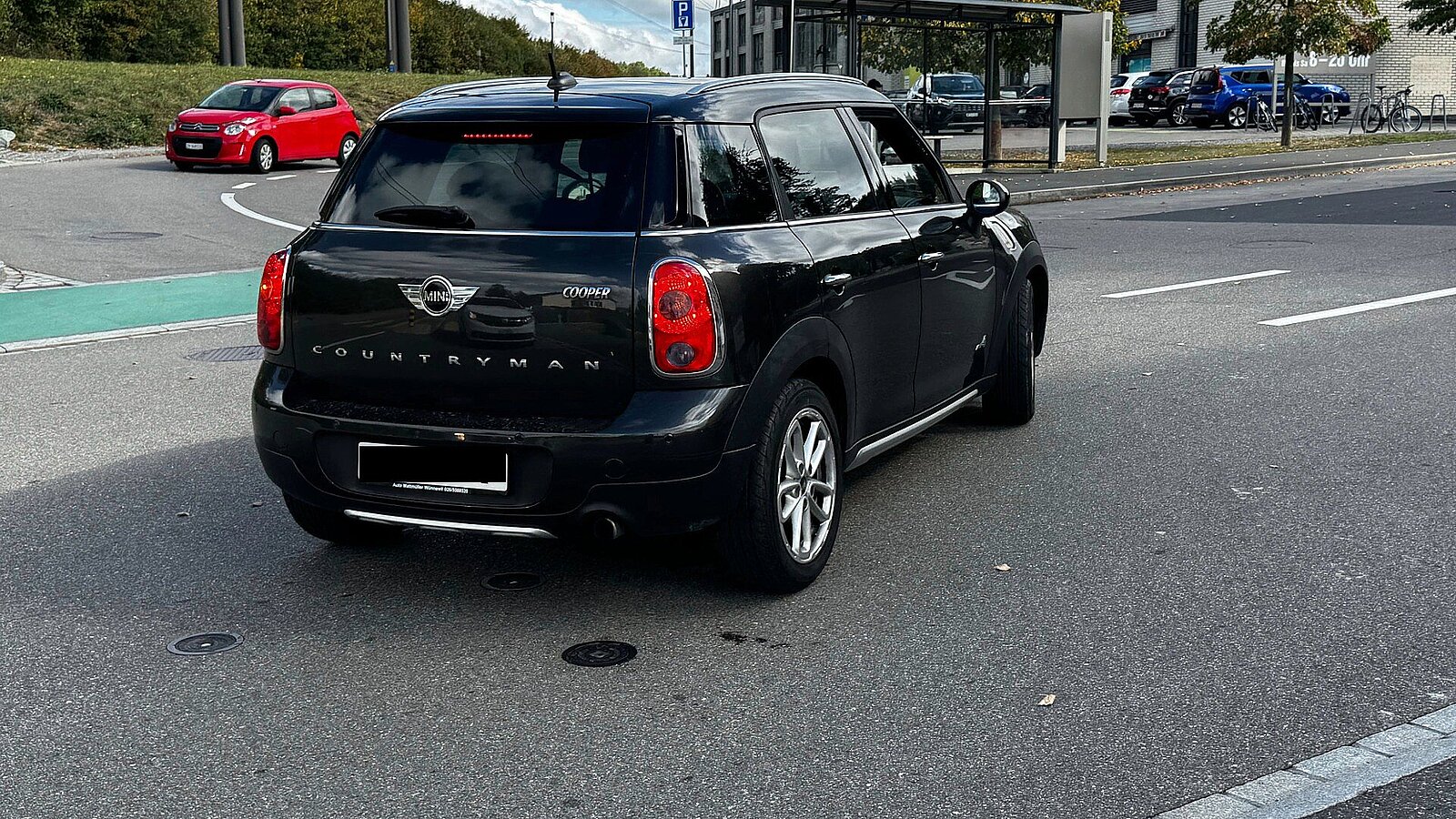 Ein Auto beim Abbiegen