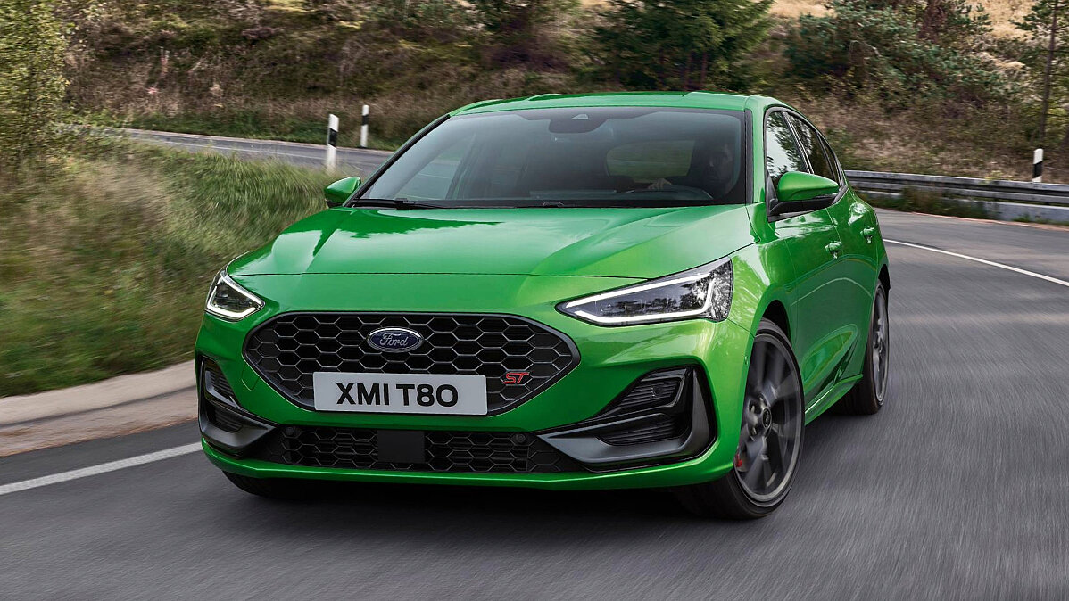 Grüner Ford Focus auf der Landstrasse