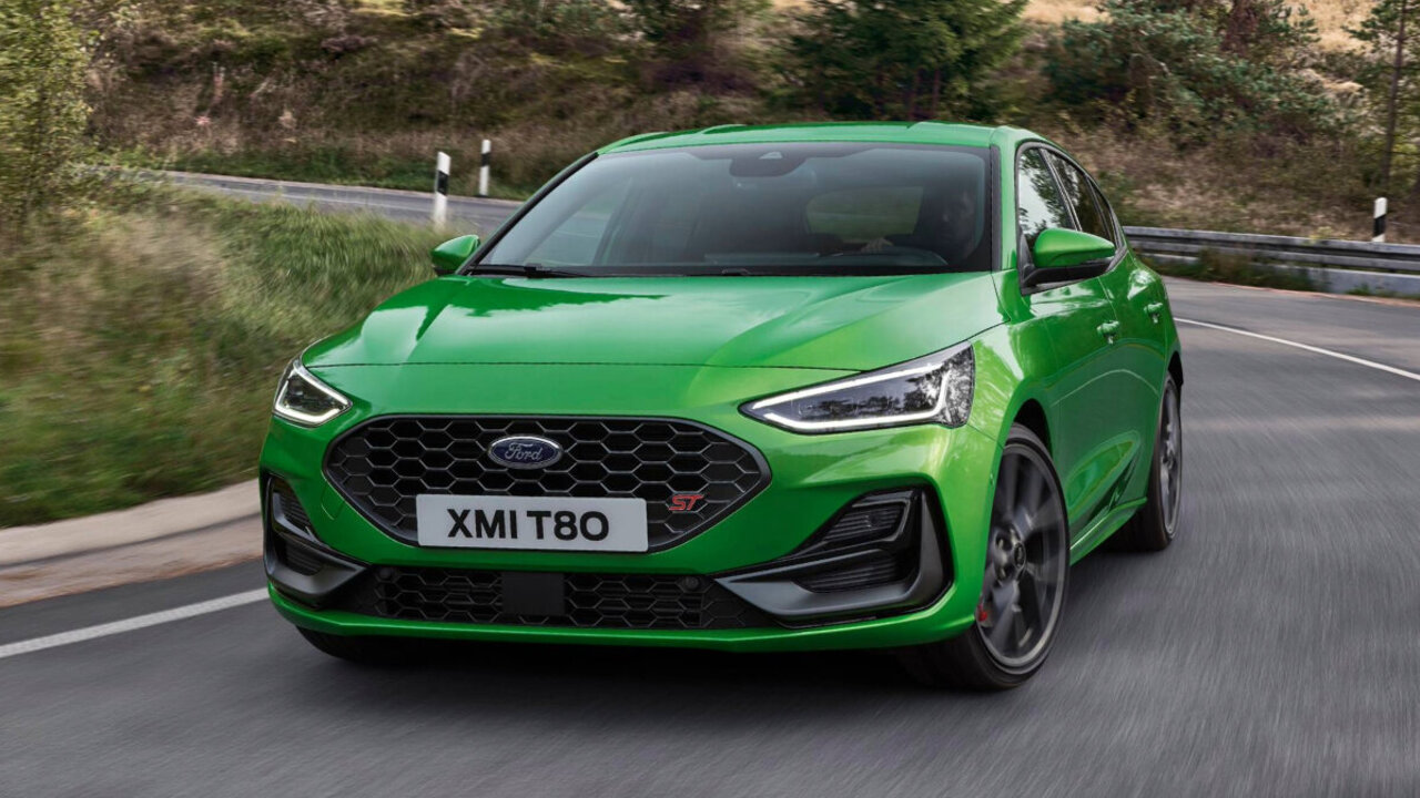 Grüner Ford Focus auf der Landstrasse