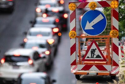 Eine grosse Baustelle führt bei den Autofahrern von der Goldküste zu einer täglichen Geduldsprobe. Bild: STREETLIFE, Freepik