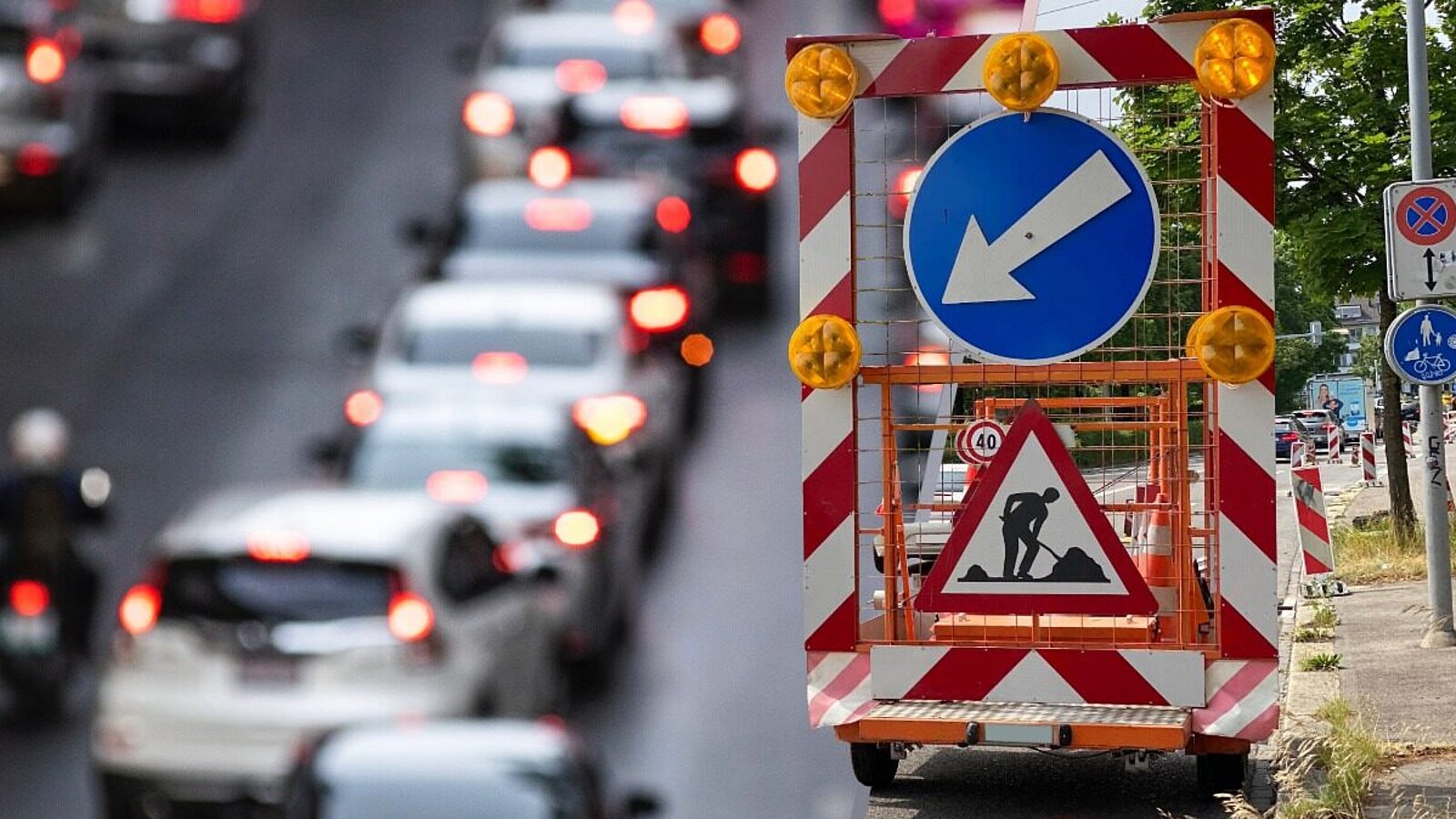Eine grosse Baustelle führt bei den Autofahrern von der Goldküste zu einer täglichen Geduldsprobe. Bild: STREETLIFE, Freepik
