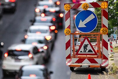 Eine grosse Baustelle führt bei den Autofahrern von der Goldküste zu einer täglichen Geduldsprobe. Bild: STREETLIFE, Freepik