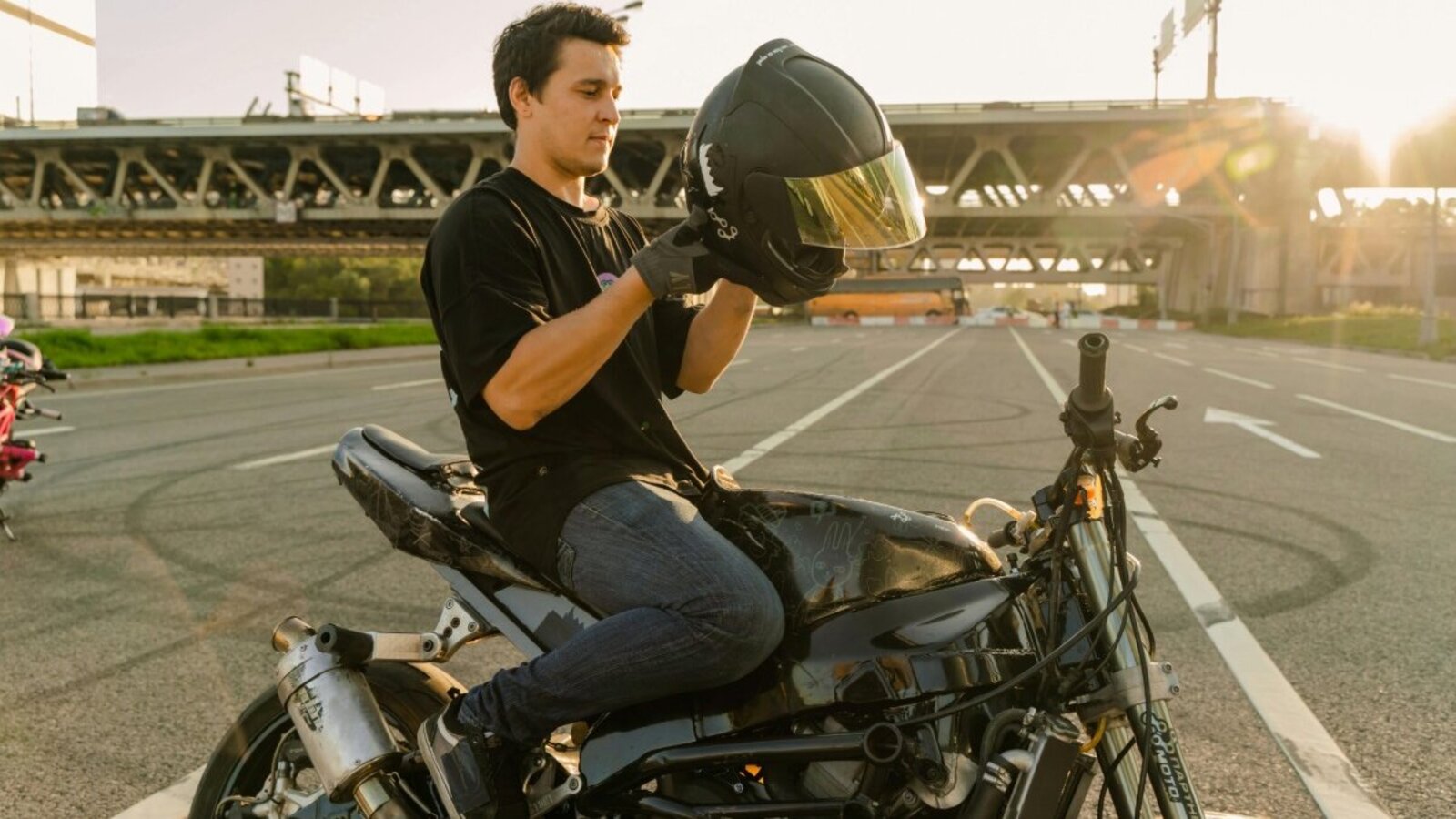 Jungendlicher auf Motorrad
