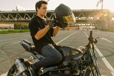 Jungendlicher auf Motorrad