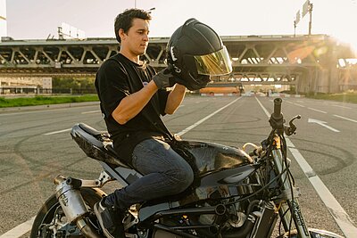 Jungendlicher auf Motorrad