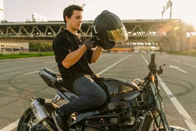 Jungendlicher auf Motorrad