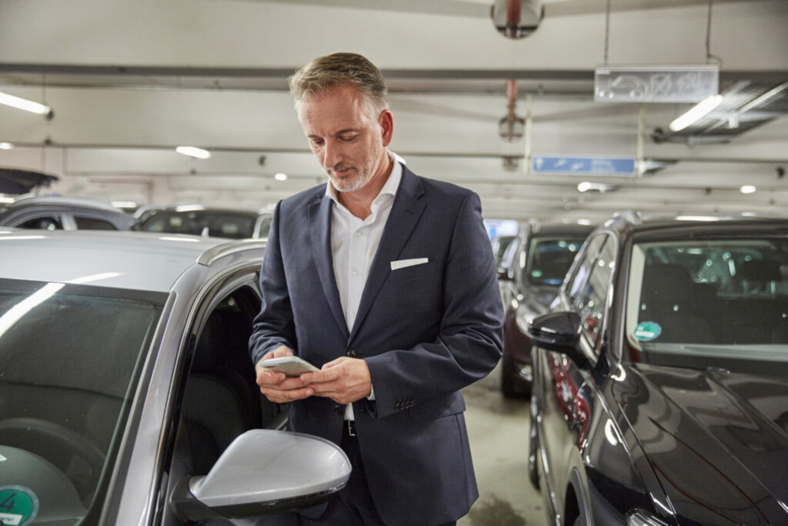 Ein Mann bucht einen Parkplatz auf seinem Smartphone