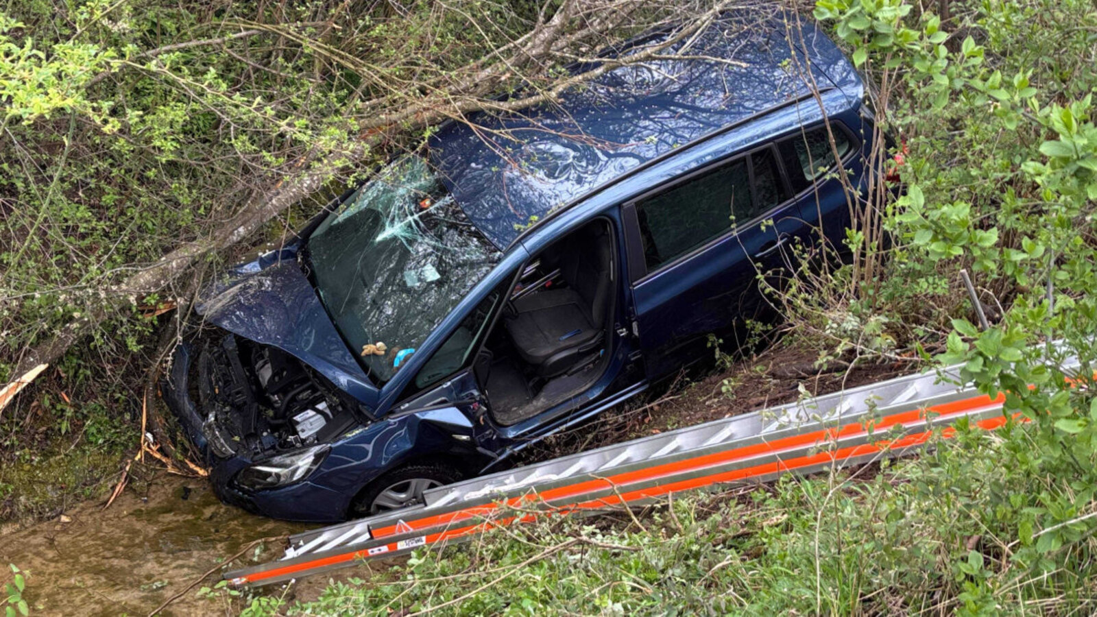 Die Feuerwehr musste die Frau aus dem Auto befreien. Bild: Kantonspolizei Aargau