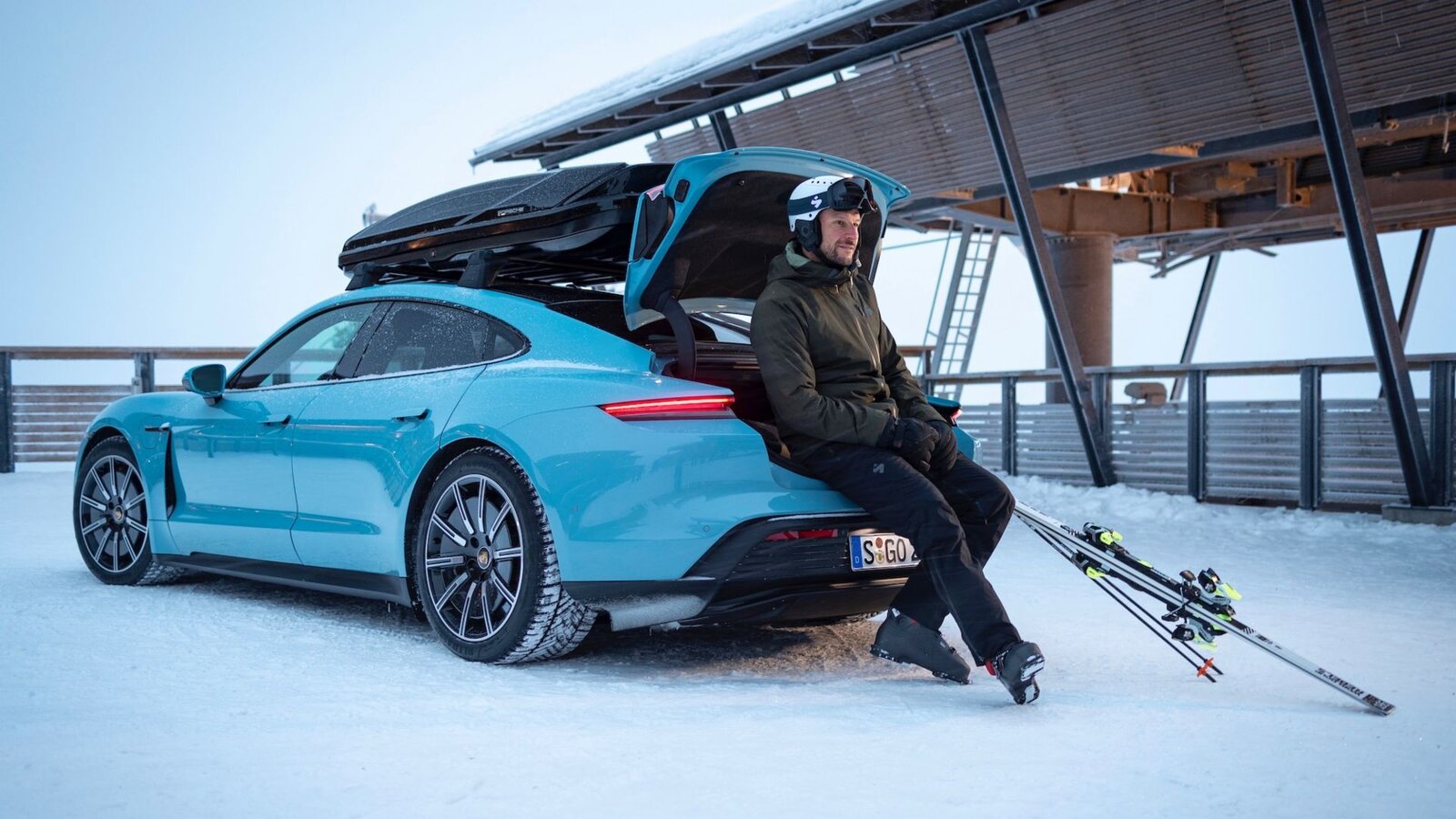 Porsche Taycan mit Aksel Lund Svindal