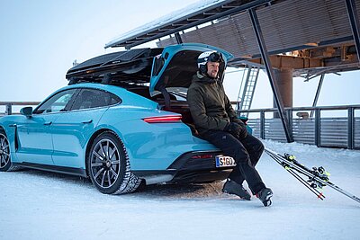 Porsche Taycan mit Aksel Lund Svindal