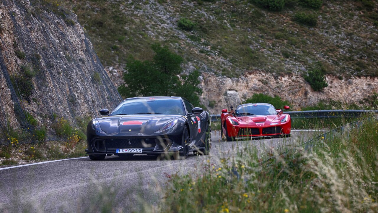 zwei Ferraris auf einer Bergstrasse