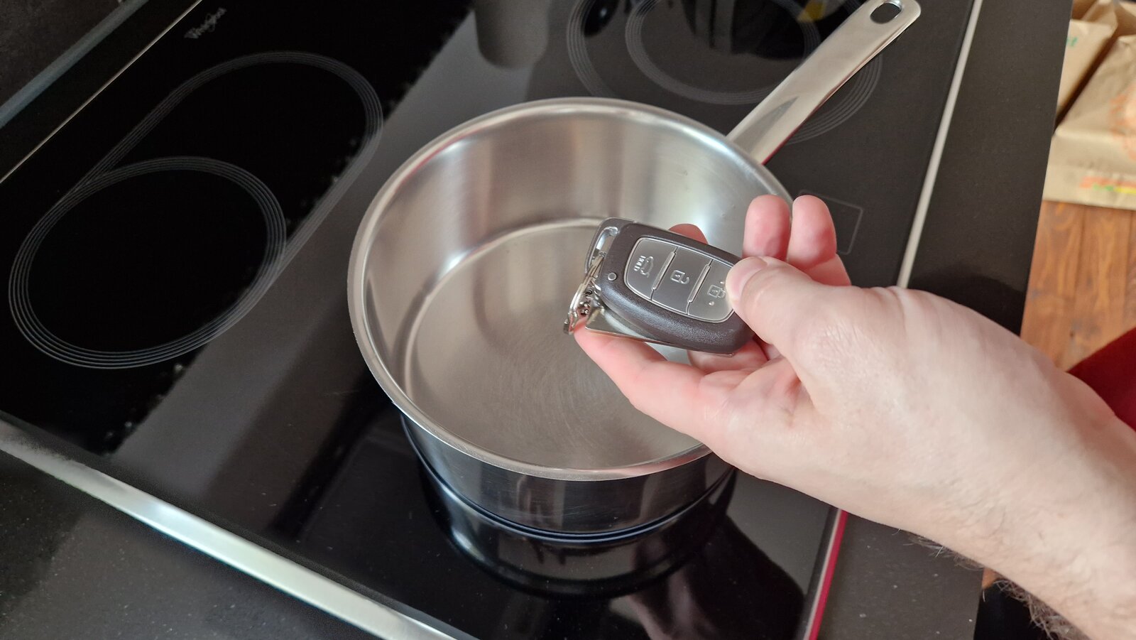 Lifehack Kochtopf und ein Autoschlüssel