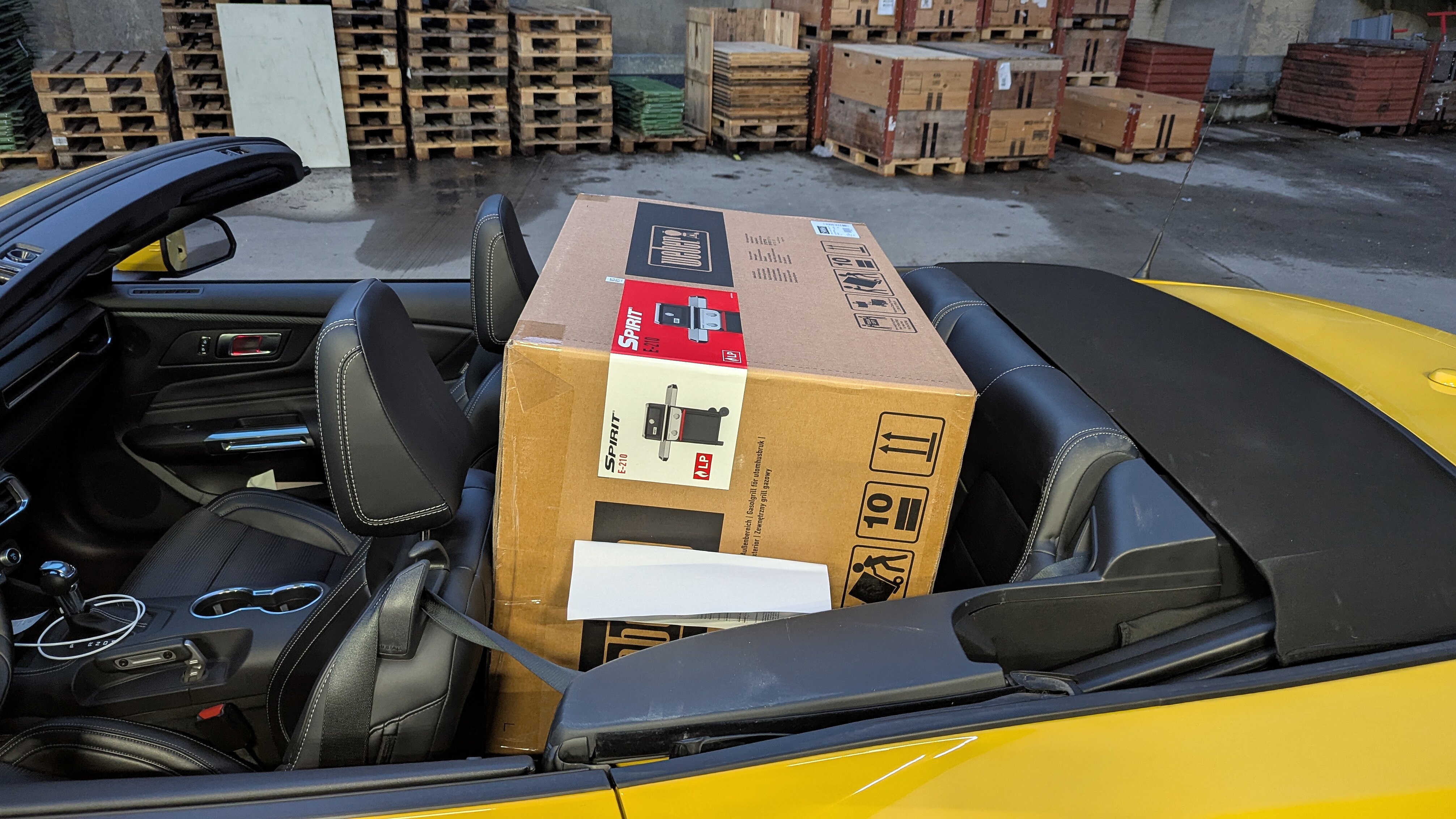 Beladener Rücksitz im Ford Mustang Cabrio