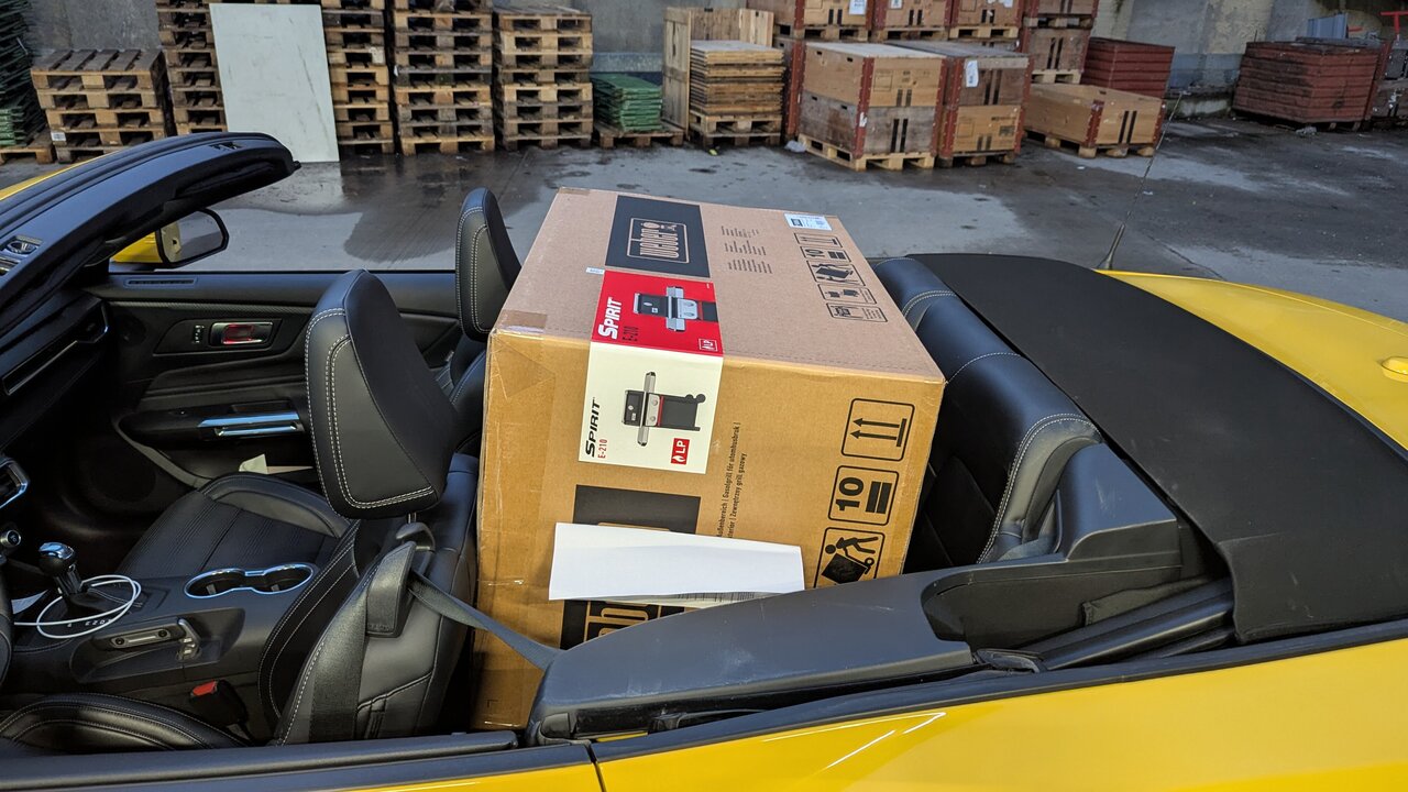 Beladener Rücksitz im Ford Mustang Cabrio