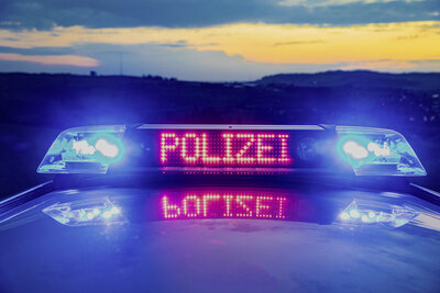 Blaulicht mit Polizei-Schriftzug