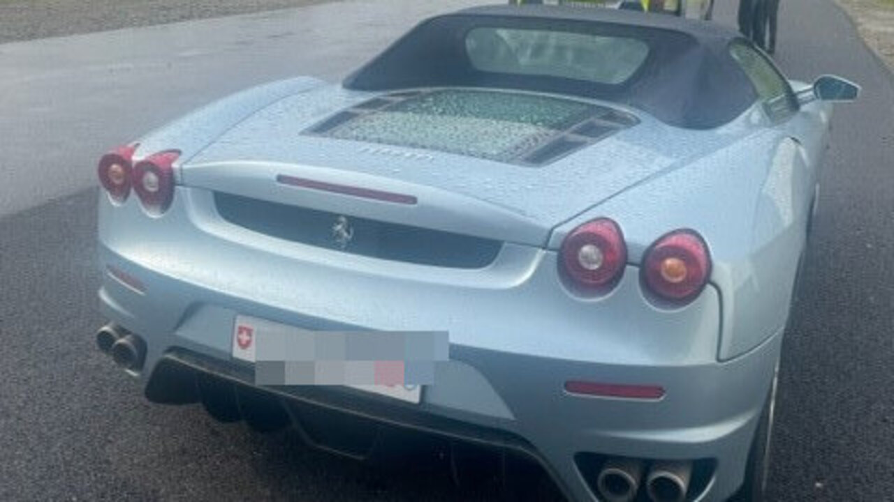Silberner Ferrari an Autobahnraststätte