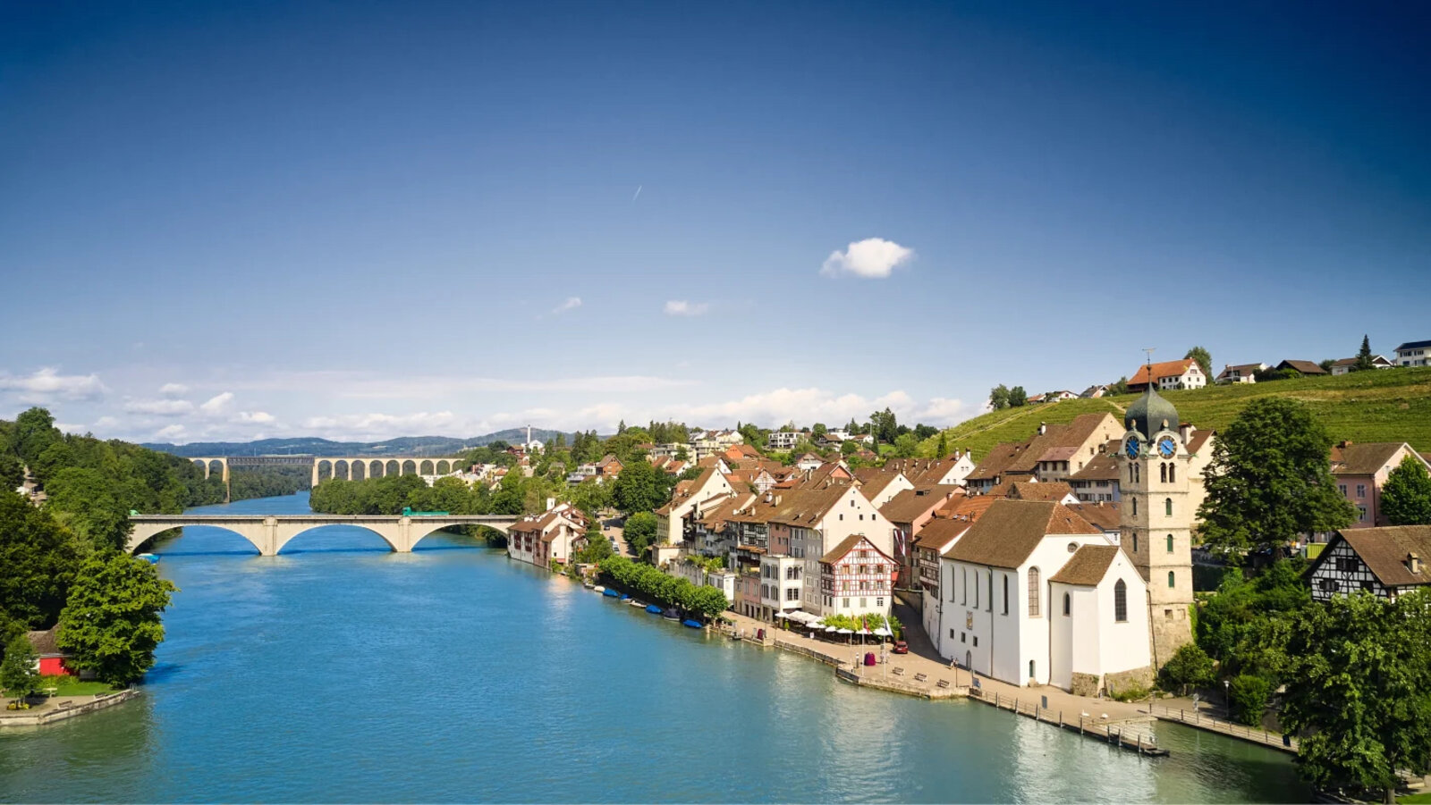 Der Rhein bei Eglisau mit den beiden Brücken im Hintergrund