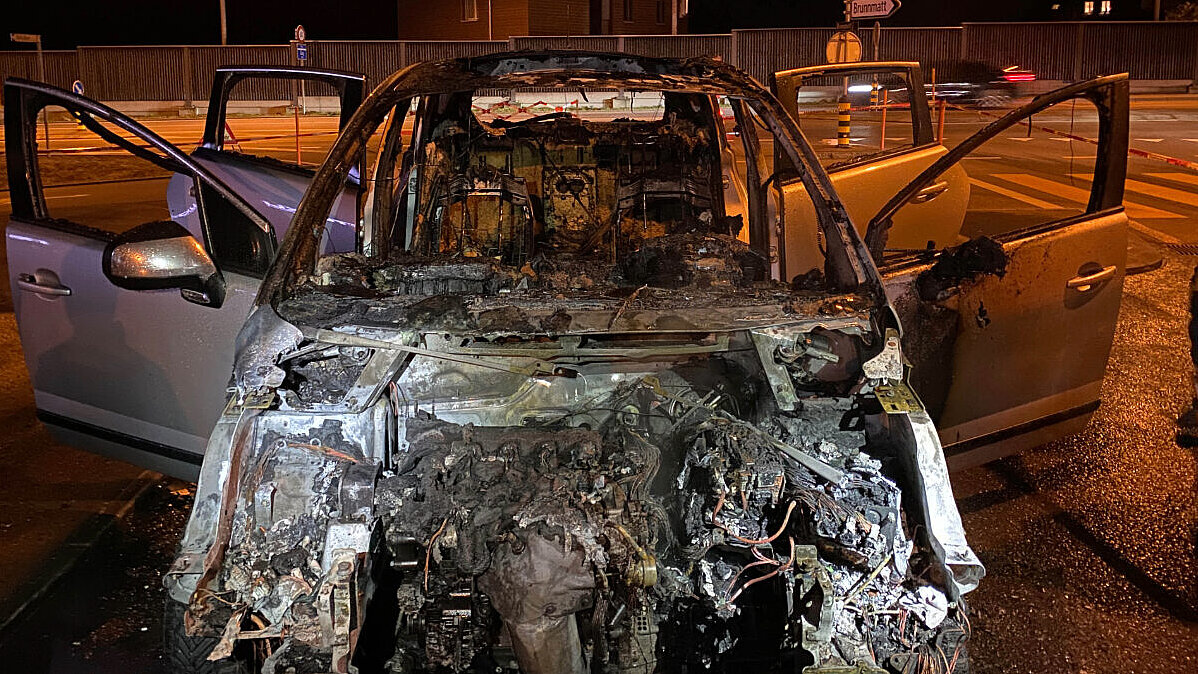 Nach den Löscharbeiten zeigte sich das ganze Ausmass. Das Auto erlitt Totalschaden. Bild: Zuger Strafverfolgungsbehörden