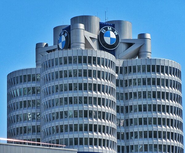 Gewinn-Einbruch bei BMW. Der Autohersteller hat im 2. Quartal 35 Prozent weniger Gewinn als in der Vorjahresperiode erzielt. Bild: Adobe Stock