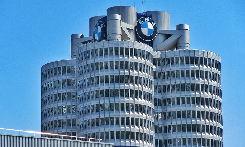 Gewinn-Einbruch bei BMW. Der Autohersteller hat im 2. Quartal 35 Prozent weniger Gewinn als in der Vorjahresperiode erzielt. Bild: Adobe Stock