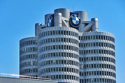 Gewinn-Einbruch bei BMW. Der Autohersteller hat im 2. Quartal 35 Prozent weniger Gewinn als in der Vorjahresperiode erzielt. Bild: Adobe Stock