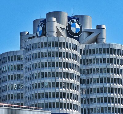 Gewinn-Einbruch bei BMW. Der Autohersteller hat im 2. Quartal 35 Prozent weniger Gewinn als in der Vorjahresperiode erzielt. Bild: Adobe Stock