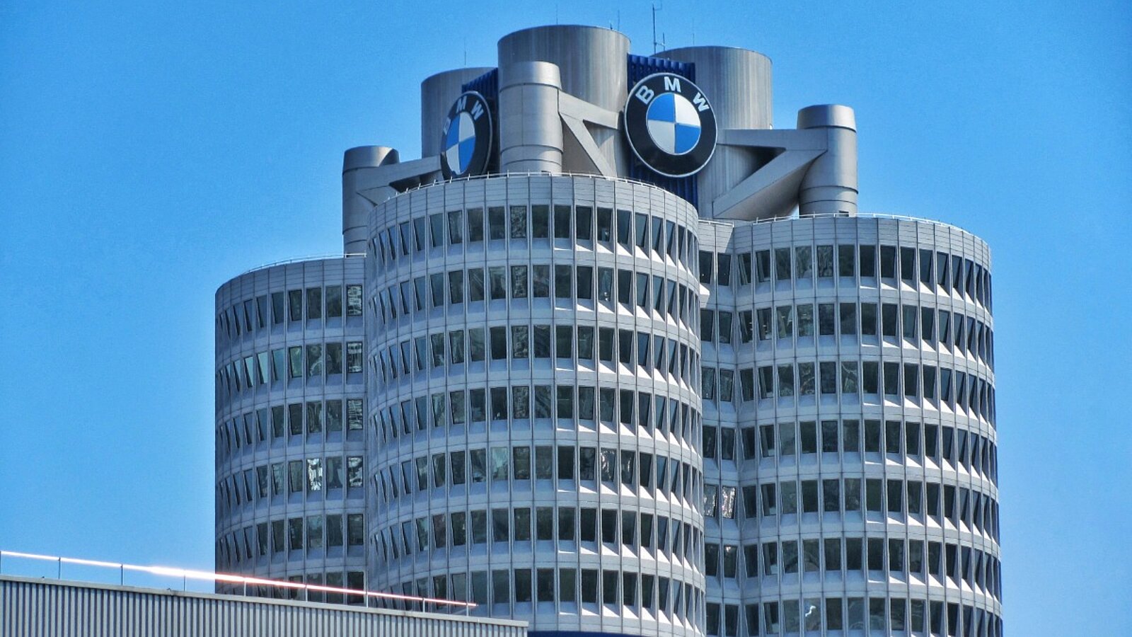 Gewinn-Einbruch bei BMW. Der Autohersteller hat im 2. Quartal 35 Prozent weniger Gewinn als in der Vorjahresperiode erzielt. Bild: Adobe Stock