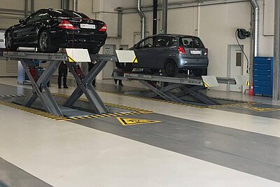 Bild Strassenverkehrsamt auto auf lift