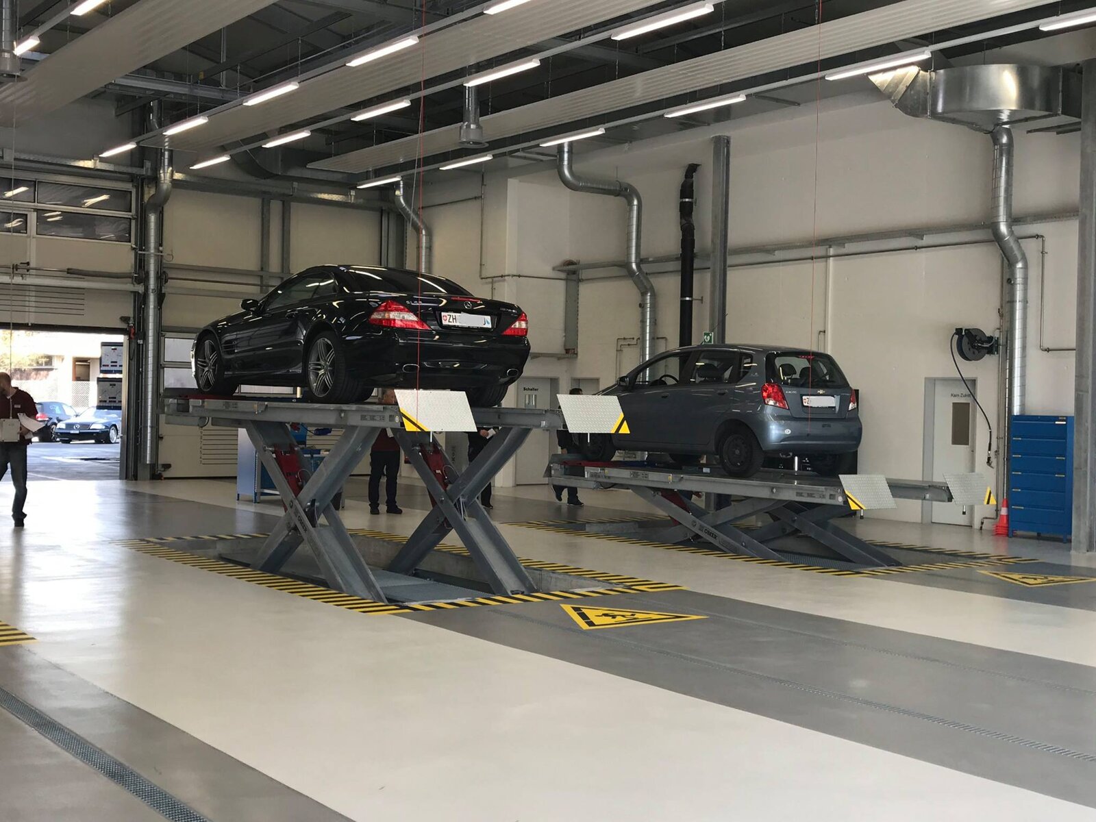 Bild Strassenverkehrsamt auto auf lift