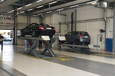 Bild Strassenverkehrsamt auto auf lift