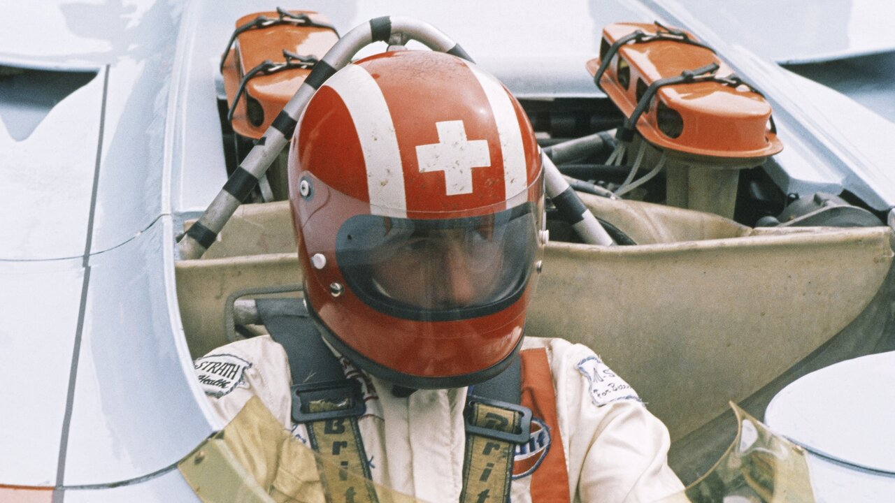 Jo Siffert mit Helm in einem Rennwagen