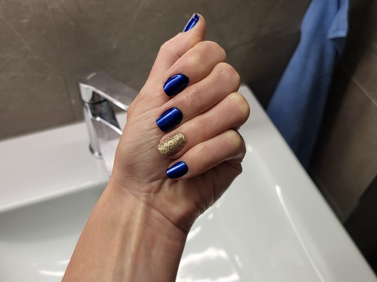 Fürs Treffen hat sich Tanja Brunner ihre Nägel neu lackiert – in den legendären Impreza-WRX-Farben Blau und Gold.