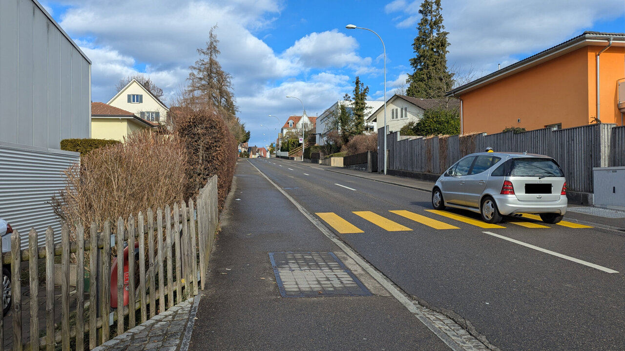 Sonnehügelstrasse in Fahrtrichtung des Mädchens