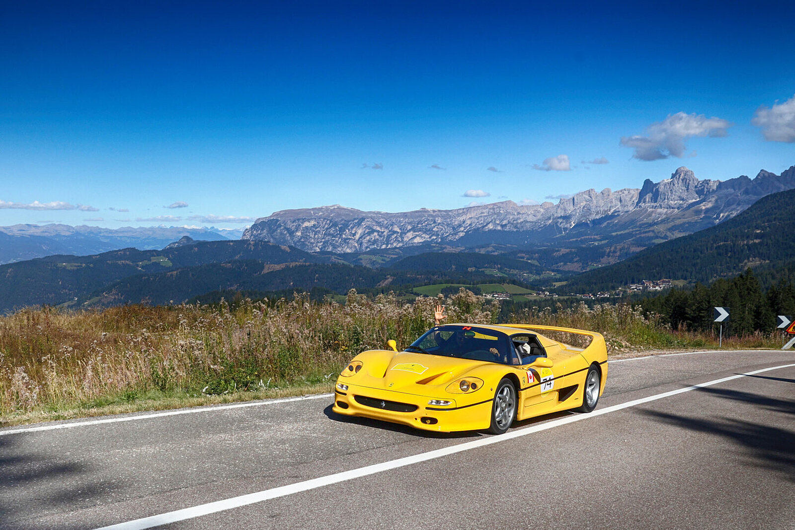Ein Ferrari in den Bergen