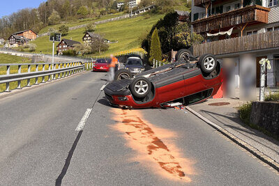 Umgekipptes Auto nach einem Unfall in Amden SG