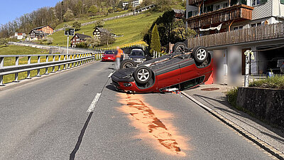 Umgekipptes Auto nach einem Unfall in Amden SG
